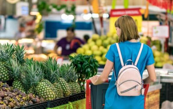 Dlaczego kasy samoobsługowe w supermarketach są bardziej popularne niż ręczne?